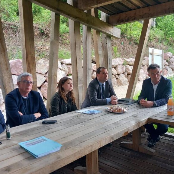 monthureux-sur-sa-ne-la-for-t-devient-une-salle-de-classe-ciel