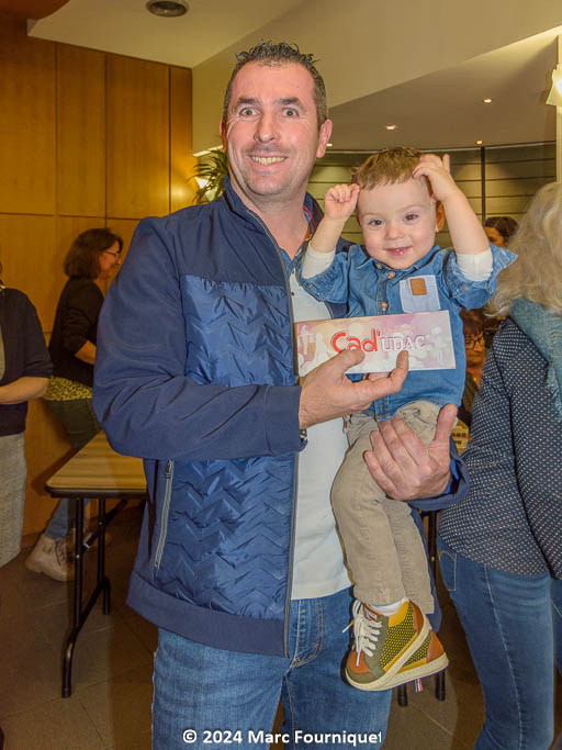 Romuald Fays est l'heureux gagnant du premier prix du grand jeu de Noël de l'UDAC : un chèque Cad'UDAC de 1000€. (Photographies Marc Fourniquet)