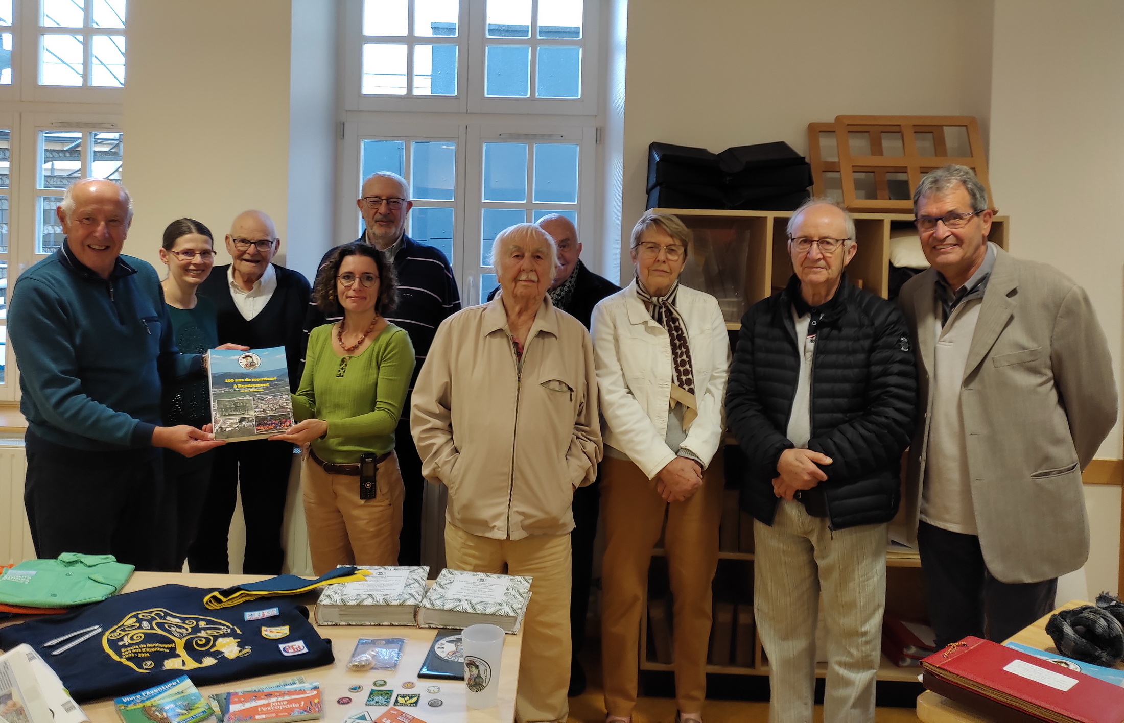 JCB N°031 Remise du livre « 100 ans de scoutisme à Remiremont » à la directrice des Archives Municipales