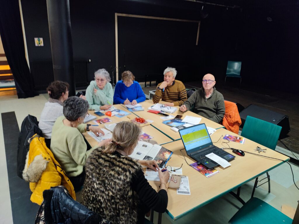 une partie des membres de la commission cinéma en pleine réflexion.