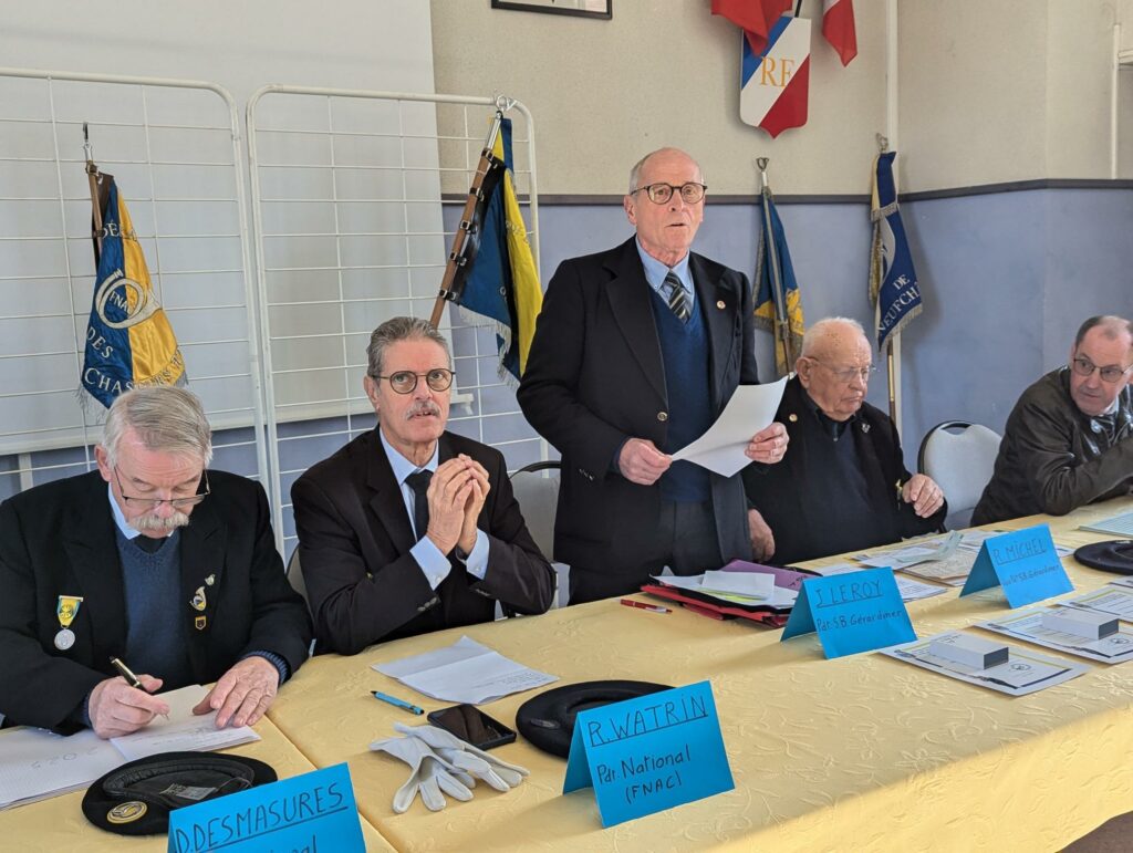 Jacques Leroy avec à ses côtés Roger Michel et René Watrin, le président national de la FNAC.