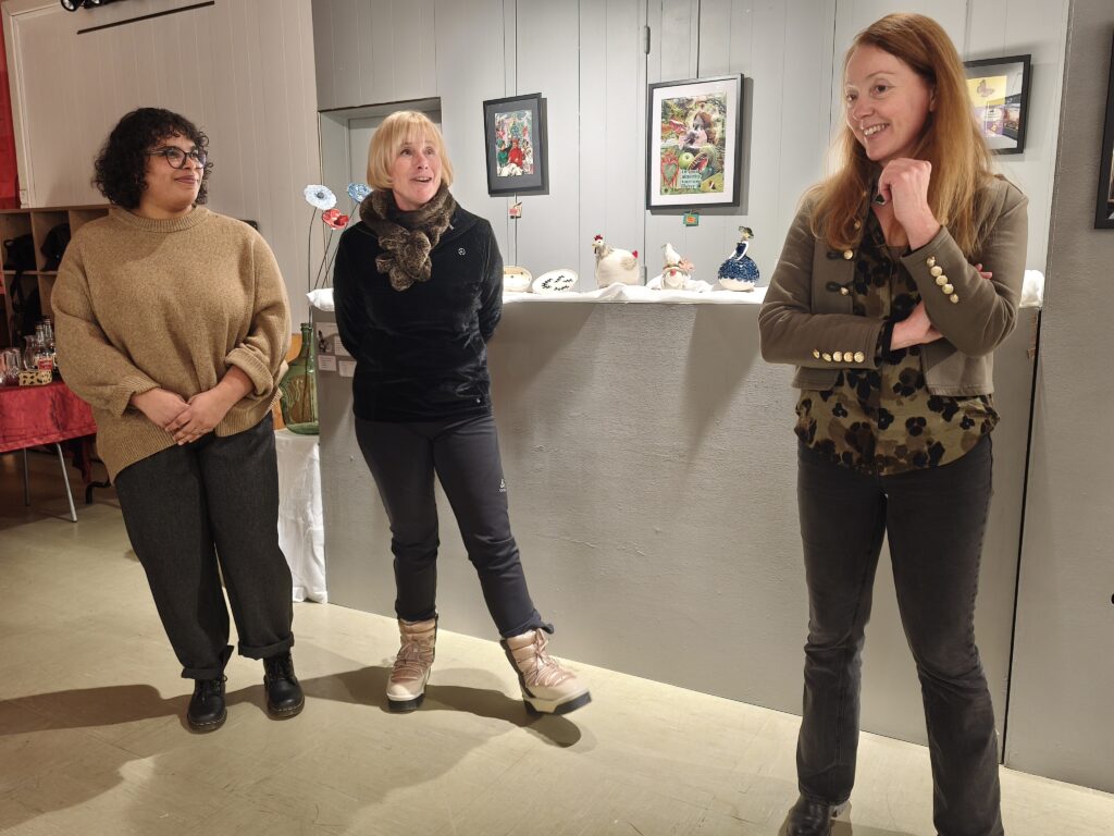 Anne Fautsé, Sylvia Havez, trésorière de la MCL, et Marielle Harry réunies lors du vernissage de l'exposition.