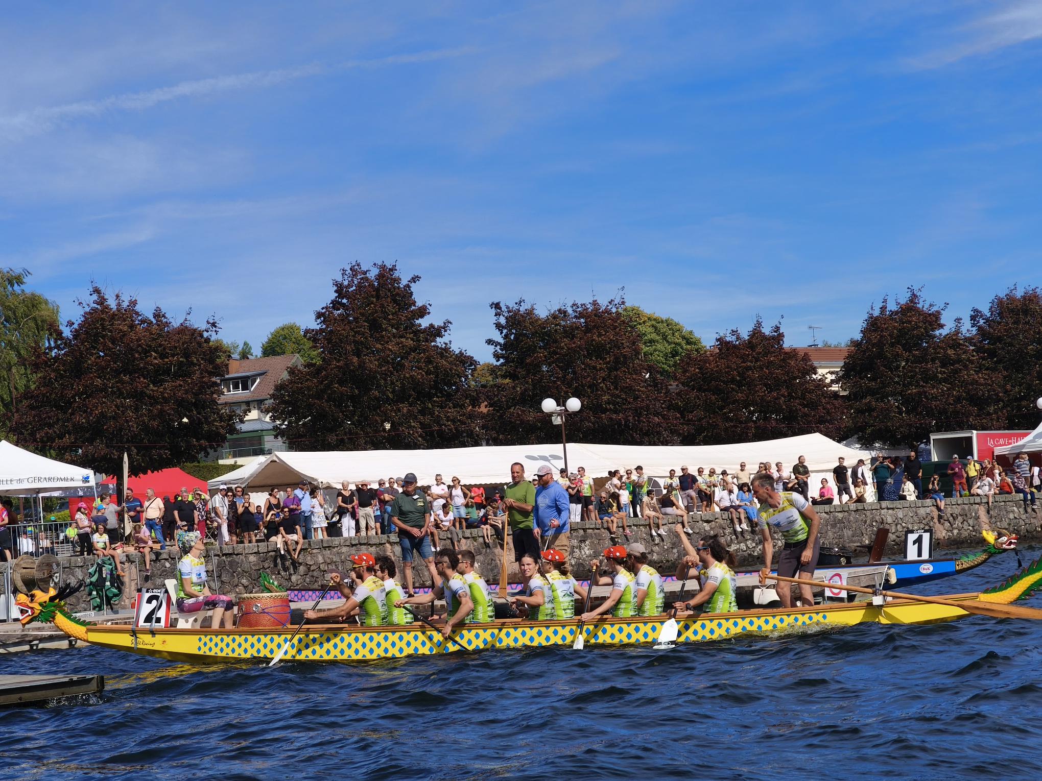 Les tambours ds dragon boats raisonnent sur le lac de Gérardmer