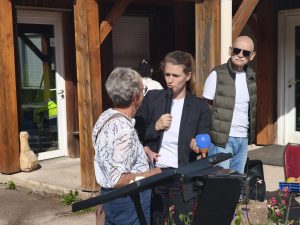 Cécile Castet a remis les prix du concours sous le soleil automnal.